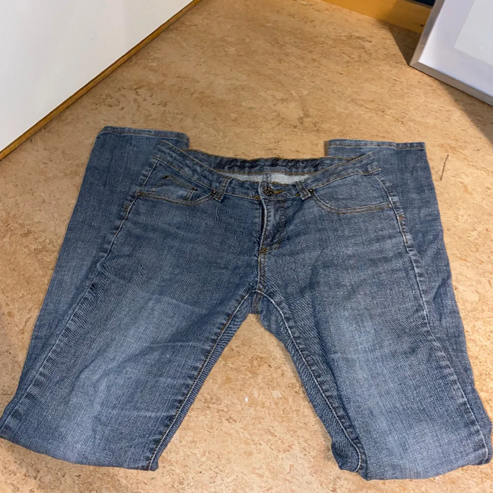 Säljer mina vintage miss sixty jeans! Skriv om ni har frågor💕. Jeans & Byxor.