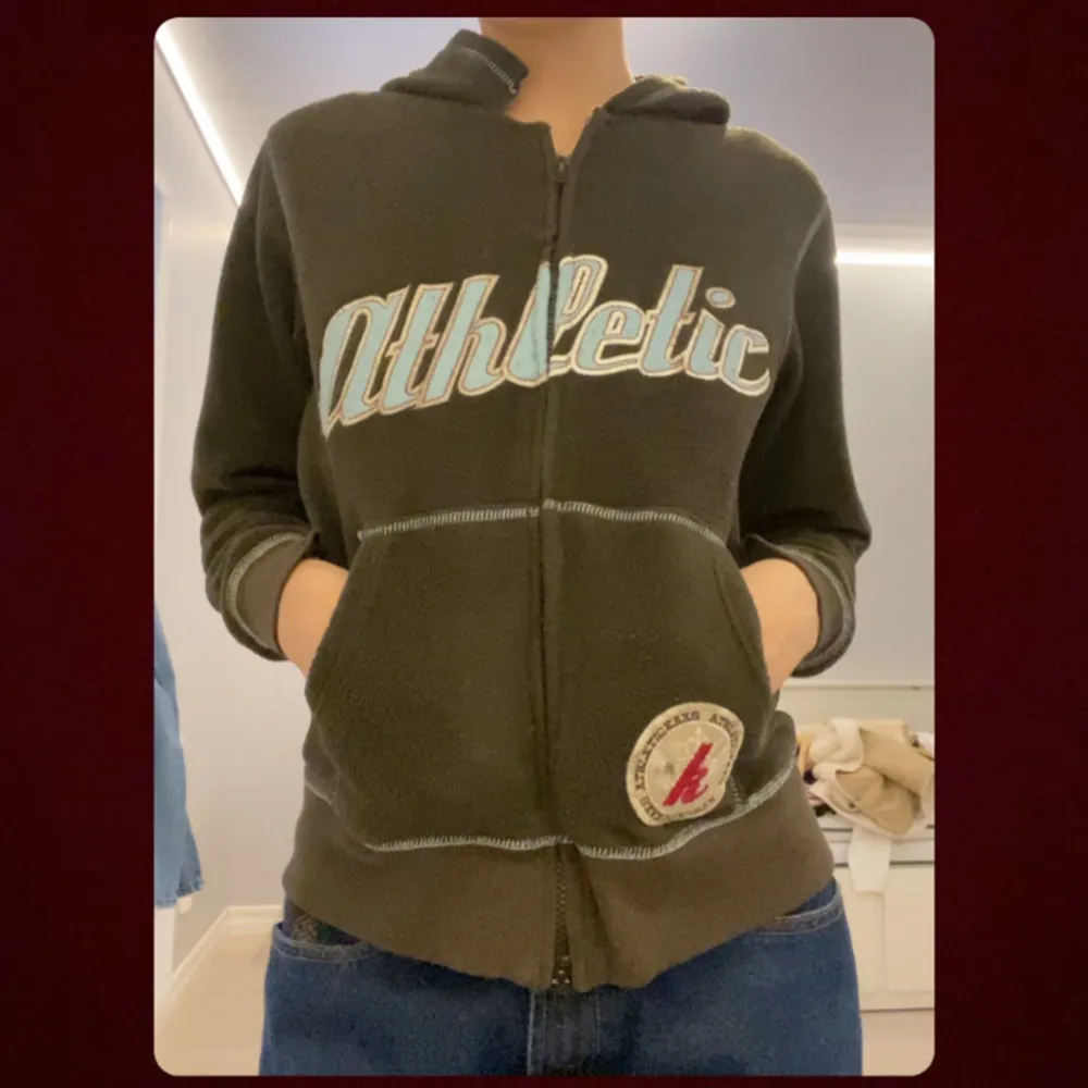 Brun huvtröja ifrån Kappahl i storlek s/m. Tryck på framsidan (athletic). Har lagat den vid kragen då det hade gått upp lite gran👌men annars bra och fint skick⭐️. Hoodies.