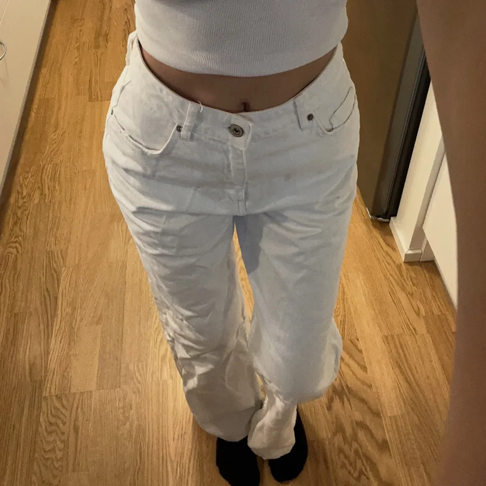 coola vita jeans ifrån bershka i strl 36🤍 sitter bra och bra i längden på mig som är 172cm, knappt fått användning av dem därav säljer jag dessa🤍. Jeans & Byxor.