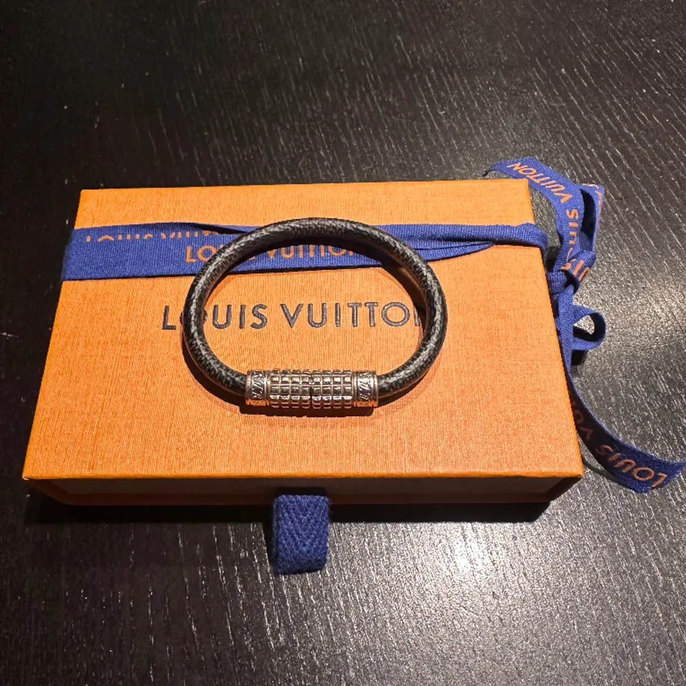 Säljer mitt Louis Vuitton armband. Då jag köpt andra.. Accessoarer.