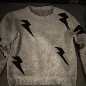jättefin stickad sthlmstil tröja med blixtar😻❤️❤️ - kontakta innan ni köper🩷 priset kan diskuteras vid snabb affär💕 tröjan är väldigt mysig och ser jättefin ut på! säljer bara pga att den inte passar men inga defekter på den😻😻