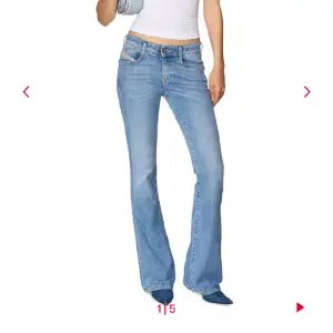 Så najs low waisted jeans från Diesel😍 De är lite slitna längst ner men gör dem bara coolare enligt mig!! Nypris 1500kr