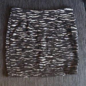 Kort kjol  - Jättefin kort kjol. Dragkedja baktill. Stl 40. 