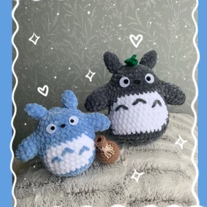 Virkad Totoro och Chu-Totoro - ~Virkad Totoro och Chu-Totoro av mig~ • 100% polyester  • Totoro (grå) är ca 17-18 cm hög och Chu-Totoro (blå) är ca 14-15 cm • Dm vid intresse eller övriga frågor ^^ • Vill man bara ha en av de kan priset diskuteras! • Lövet går att ta av!!