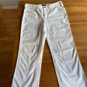 Säljer ett par vita byxor från Armani Jeans. Pris kan diskuteras. Skriv för fler bilder!