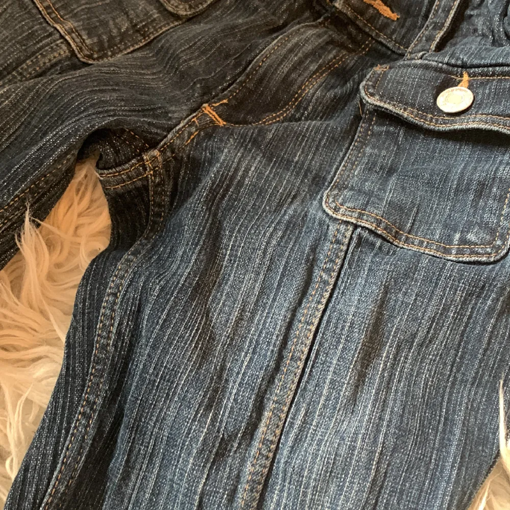 ett år bershka jeans dupe från h&m som jag har använt några gånger men är fortfarande i nytt skick💋. Jeans & Byxor.