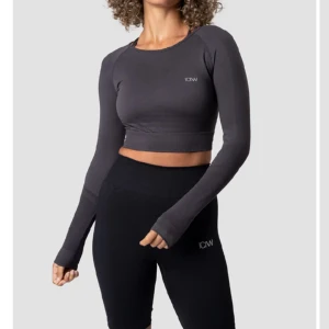 ICIW Topp - Supersnygg iciw topp i grå i storlek xs, som ny i skicket Slutsåld i storleken 