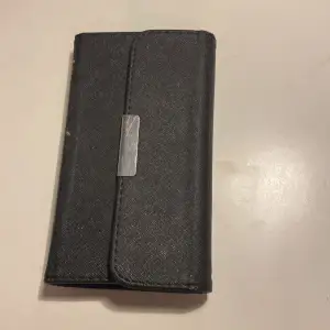 Jag säljer ett mobilskal som även som kan användas som plånbok den har tre fickor på sidan för plats för kort 💳  Funkar för 6 7 och 8 den har även en manganet på utsidan som man kan se på första bilden 🫶