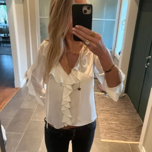Blus från Zara  - Super fin blus från Zara stl S, säljer då den inte kommer till användning. Använd kanske tre gånger så skick 10/10❤️😍😍😍😍tror den är helt slutsåld. 