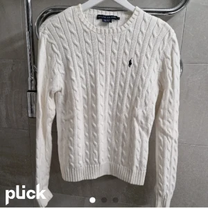 Ralph Lauren  - Ralph Lauren superfin tröja. Äkta. Märkt L men ganska liten i strl.