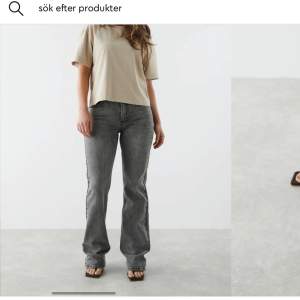 Super fina gråa jeans från Gina tricot, full length petite flare jeans. Inga slitage eller defekter 