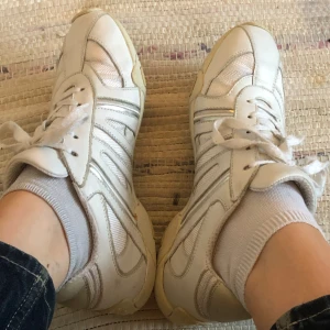 Sneakers - Feta vita sneakers i storlek 41 som jag säljer pga för stora. Köpt second hand men är i bra skick. Perfekt till ett par baggy jeans