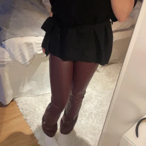 Skinnbyxor - Skitsnygga vinröda skinnbyxor från kappahl, helt oanvända och lappen är kvar. De är högmidjade men går att vika ner så de blir lågmidjade som jag gjort på bilden. Är 173 för referens💕
