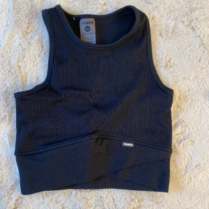 Stronger svart tränings topp - Svart träningslinne från stronger. Nästan oanvänd då den e lite för liten för mig. Pris går att diskutera ☺️