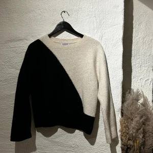 Stickad & Other Stories  - Trendig stickad från & other Stories som inte längre säljs❤️Pris går att diskutera!