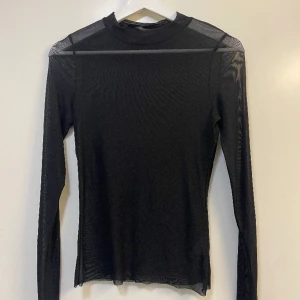 Mesh topp från Bik Bok - Jättefin svart mesh topp från Bikbok. Storlek 36