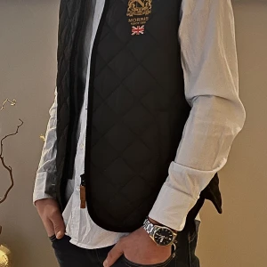 Morris väst - Trenton Quilted Vest Black, | Skick:9/10 | Nypris: 1999kr | Vårt pris: 450kr Tveka inte på att höra av dig vid eventuella frågor! Mvh ReNew Closet