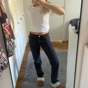 Raka jeans - Säljer dessa raka mid wised jeans från Zara då jag har ett par liknande. Fint skick, knappt använda. 🖤🖤Säljer endast vid bra pris. 
