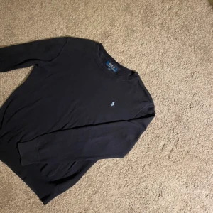 Ralph lauren sweatshirt blå - Säljer en marinblå stickad sweatshirt i mycket bra skick👍Riktigt fet tröja i storlek small🤑Modellen är 180cm lång📏 Plagget har inga defekter alls! Vid frågor är det bara att höra av sig!🗣️