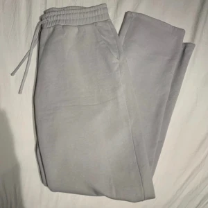 LXA mjukisbyxor - Säljer ett par supersköna mjukisbyxor från LXA the label då de tyvärr är förstora på mig.  Fint skick, storlek L