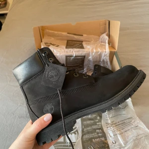Oanvända Timberlands - Oanvända Timberlands Dam, storlek 38. Säljer dessa för att de är för stora för mig och kan inte lämna tillbaka dem.  Inköpspris 2449kr, säljer för 1200kr 