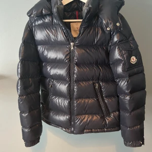 Monclear Maya  - Tjena! Säljer denna tvär feta Maya modellen från Monclear. Storlek: Anni 14 (kids) passar för 170cm. Cond 9/10, Inge defekter. Som ny!  Nypris 7725 då det är kids modell! Kvitto och låda medföljer! 