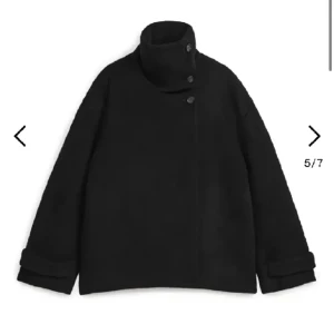 Arket kappa - Super snygg arket kappa. Skriv för fler frågor🥰perfekt nu för våren 