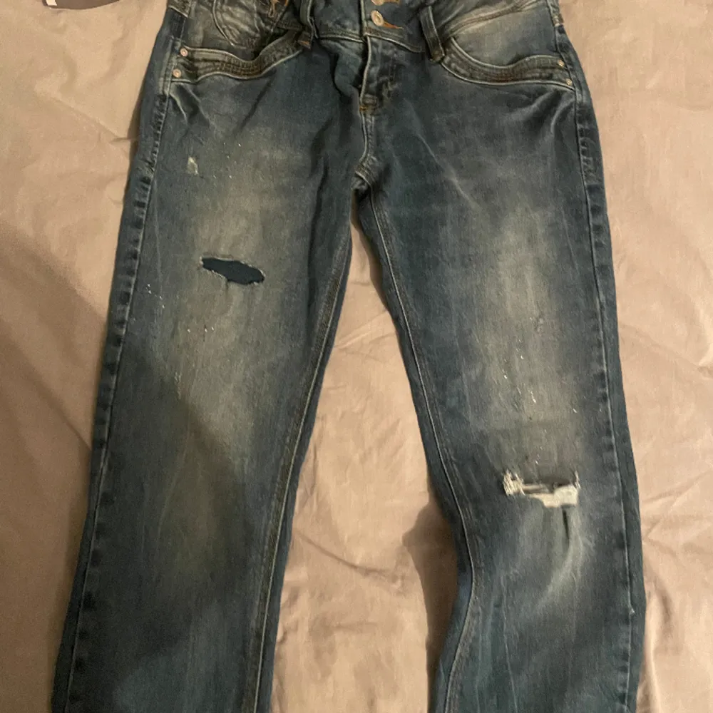 Nya Lågmidjade utsvängda jeans från ltb med lappar kvar som inte säljs längre, tyvärr för små för mig så säljer de vidare💗. Jeans & Byxor.