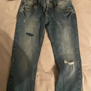 Nya Lågmidjade utsvängda jeans från ltb med lappar kvar som inte säljs längre, tyvärr för små för mig så säljer de vidare💗