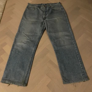 Levis Jeans - Ljusblå levis jeans. Storlek 33/32