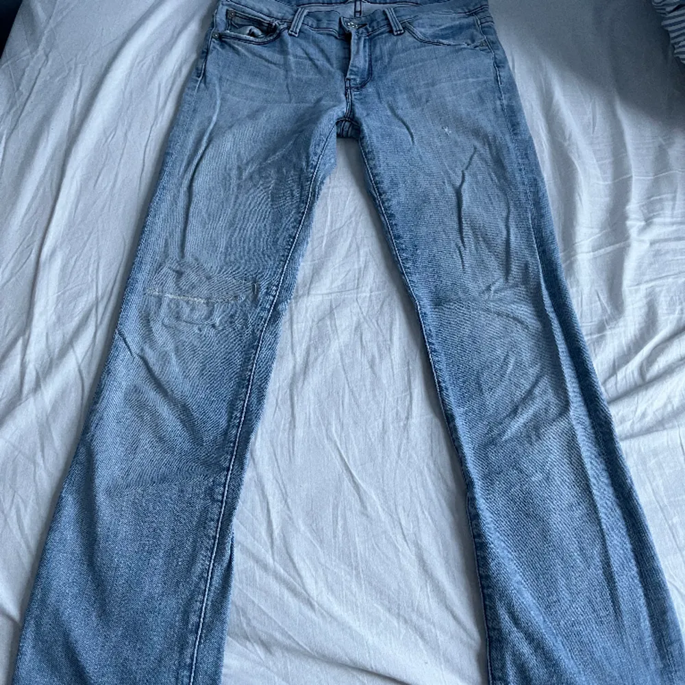 Så fina jeans i storlek 25/26 ❤️❤️ med super coola detaljer på bakfickorna ❤️har inte midjemått . Jeans & Byxor.