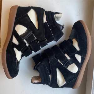 Ett bar svart/beiga Isabel Marant skor, jätte snygga och passar till allt🫶🏻