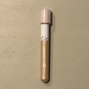 Glossier lidstar - Glossier lidstar i färgen Moon, gå till deras hemsida för fler bilder. Aldrig använd men bruten förpackning. Så fint skimmer till ögonskugga eller highlighter. Nypris 265 kr. 