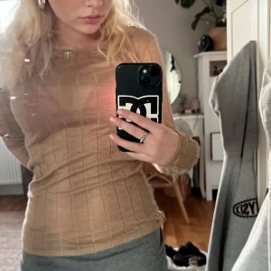 Beige intimissimi tröja - Nyskick! Inimissimi tröja från Sellpy aldrig använd av mig! Den e beige och ribbad!