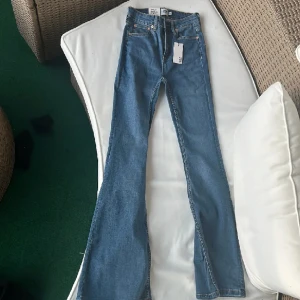 Flared jeans - Flared jeans i blå, sitter bra på 