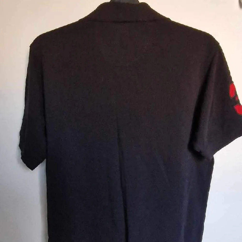En snygg Ralph Lauren skjorta till sommaren!☀️ Storlek XL men passformen är till storlek M/L.. Skjortor.