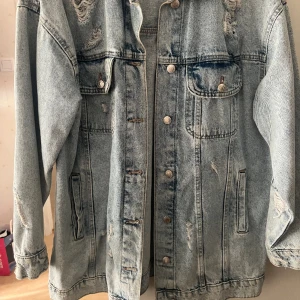 Jeans jacka oversized  - Jacka från Berska  Storlek 42  Aldrig använd 