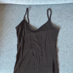 Brunt linne - Ett brunt enkelt linne från H&M. Har klippt bort lappen men plagget är i xs eller s. 💕💕