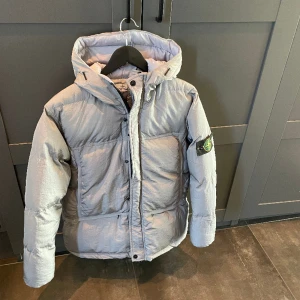 Stone Island jacka - Jag säljer nu min Stone Island jacka som jag Andvändt 3 gånger, säljer pga den sitter lite stort på mig. Färgen får en ljusblå nyans i solen, jätte skön fungerar perfekt till våren. Söker snabb affär,skickar samma dag