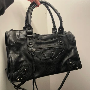 Balenciagaliknande väska  - Jätttesnygg Balenciagaliknande väska, mellanstor storlek och jättebra skick!💗Vet inte vart väskan är ifrån har köpt secondhand och den har ingen lapp i tyvärr:(  Tryck gärna ”köp nu” och få den direkt💗