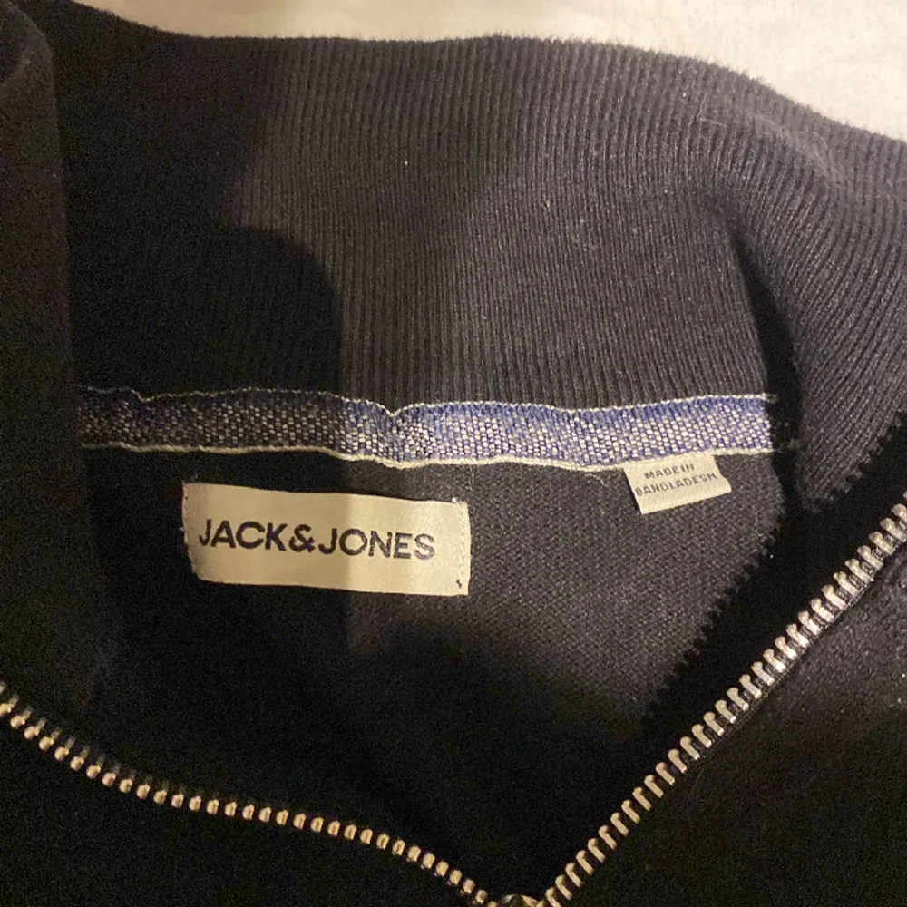 Jag säljer min fina zip tröja ifrn Jack and Jones i stl S färg svart och ny skick  Skriv om ni har några funderingar. Tröjor & Koftor.