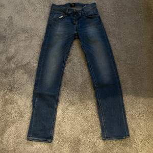 Säljer Jeans av märket Lee. Modellen Darren, W28 L32