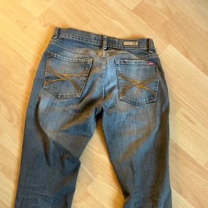 Lågmidjade jeans  - Populära lågmidjade jeans som tyvärr inte säljs längre  Köptes här på plick för ett tag sedan men är nästintill oanvända då de inte passar längre!!💝💘👖 