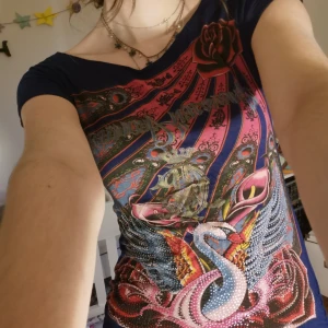 Ed Hardy/Christian Audigier Klänning - Mörkblå Ed Hardy klänning köpt secondhand men i nästan oanvänt skick. Supercoolt tryck, tycker den är cool ut och in också som på bild 3. Bara meddela om du undrar något ✨