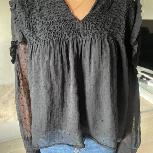 Svart blus - En jättefin svart blus som tyvärr inte kommer till användning. Hade sagt att den passar både från xs till m