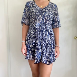 Mönstrad blå miniklänning  - Jättefin klänning från Zara!! Pris går att diskutera!! 