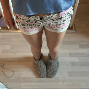 Skitsnygga mönstrade shorts - Snygga shorts som tyvärr har blivit små för mig i midjan. Använd köp nu. Midjemått rakt över: 30cm men går att göra mindre genom att spänna åt. Storlek 10-11y/ 146 men passar ish mig som är 168 men lite små i midjan (se bild 1).