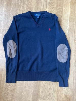 Ralph Lauren stickad tröja - Säljer en mycket snygg stickad tröja ifrån Ralph Lauren. Den är i storlek 14-16år och det står att den är i L men den sitter ungefär som Xs/S. Hör av er vid frågor eller funderingar.