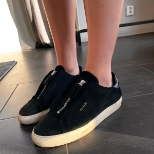 Axel arigato skor - Säljer dessa skorna som jag har arnvänd i mindre än ett halv år” köpta för 2500kr säljer nu billigare för de är Arnvända men fortfarande bra skick och mycket kvar att ge! (Obs inte tvättade på bilderna) Om ni undrar något hör av er mvh clemme😄!