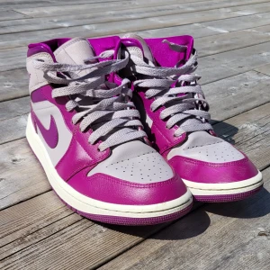 Air Jordan 1 Mid Magenta  - Säljer dessa jättefina jordans i magenta. Säljer då de inte är min stil längre. De är väldigt bra skick men har lite tecken på användning. De är st 41 men de sitter bra på mig som brukar ha 39. Nypris är 1500. Pris kan diskuteras vid snabb affär💕